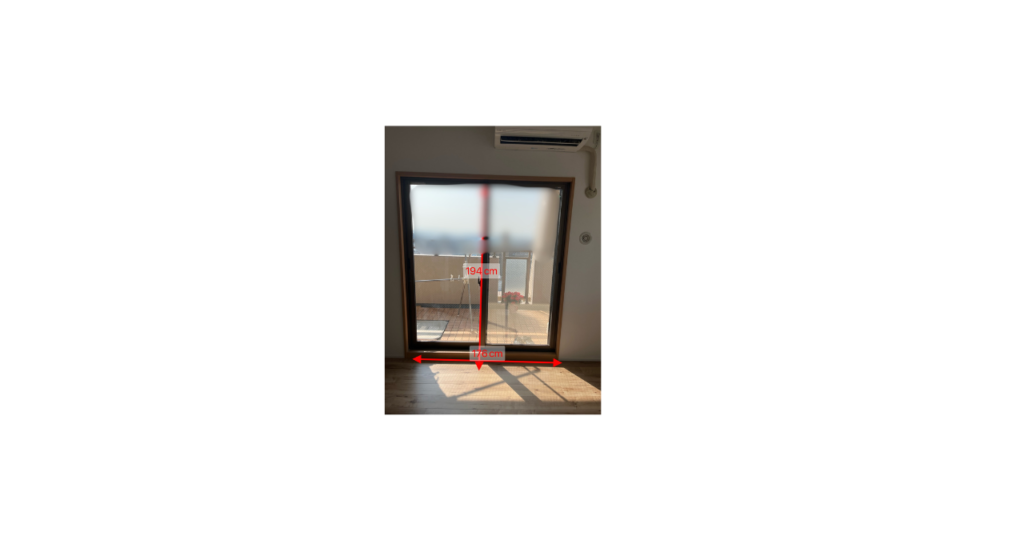 バーチカルブラインドのたたみ幅を実測した写真