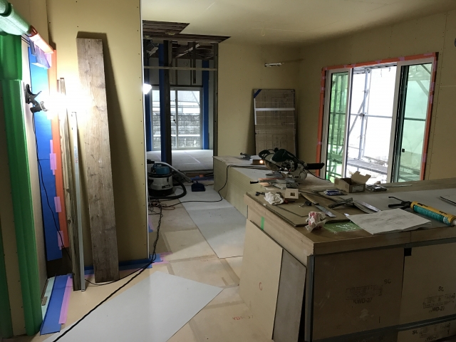 リフォーム工事中で養生されたマンションの室内