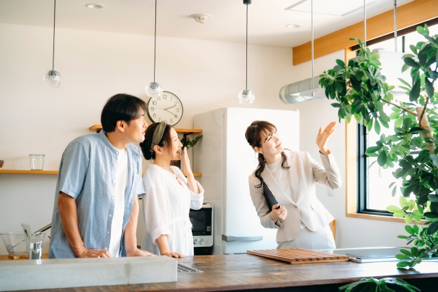 ショールームでキッチンの説明を受ける夫婦