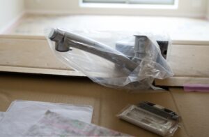 リフォームで交換する設置前の新しいキッチン水栓