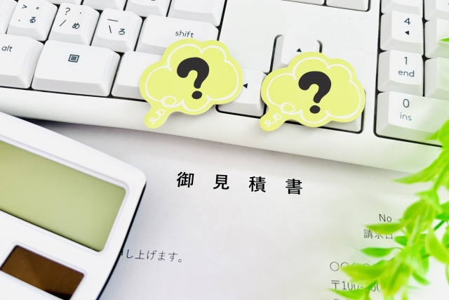 見積書の項目に疑問の付箋を貼って確認する様子