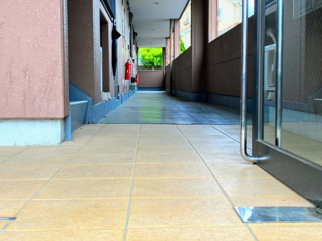 マンションの外廊下。下の階へお詫びに向かう通路のイメージ