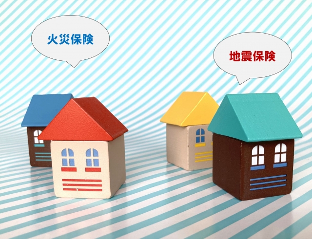 火災保険と地震保険と書かれた吹き出しが付いた家の模型