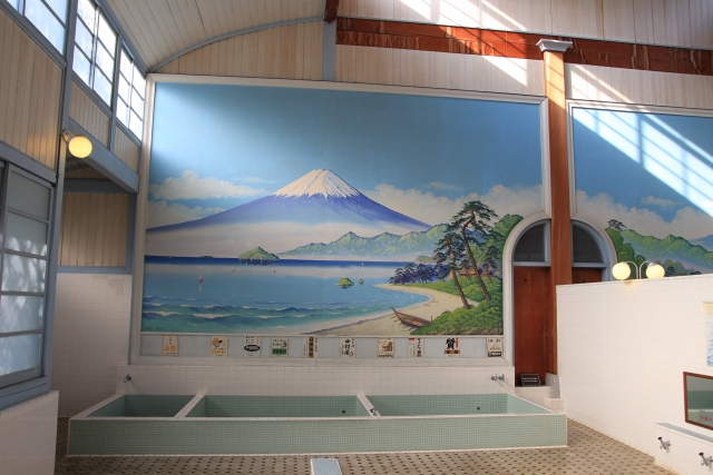 昔ながらの銭湯の浴室。富士山の壁画が描かれている