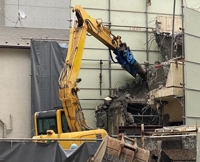 重機で建物を解体している工事現場