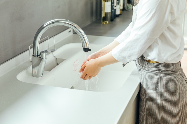 キッチンの水栓に触れずに手を洗っている手元